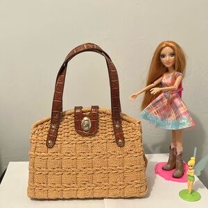 Lovely Straw Weave Hand Bag very clean and cute.